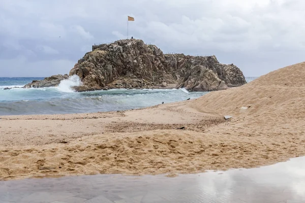Mediterrâneo praia inverno tempestade dia em Costa Brava, Blanes, Catalunha, Espanha . — Fotografia de Stock