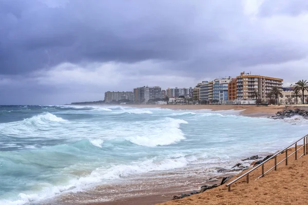 Día de tormenta de invierno en la playa mediterránea en Costa Brava, Blanes, Cataluña, España . —  Fotos de Stock