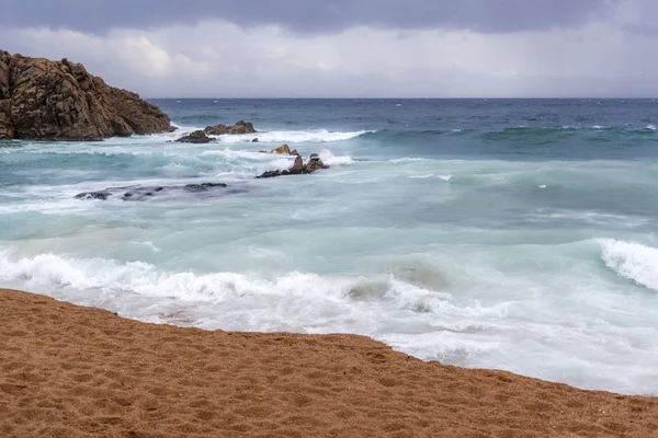 Playa mediterránea en la Costa Brava, día tormentoso.Blanes, Cataluña, España . — Foto de Stock