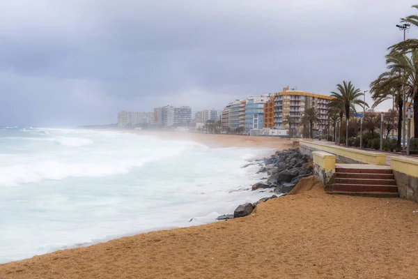 Día de tormenta de invierno en la playa mediterránea en Costa Brava, Blanes, Cataluña, España . —  Fotos de Stock