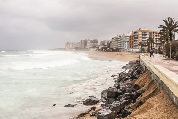 Día de tormenta de invierno en la playa mediterránea en Costa Brava, Blanes, Cataluña, España . —  Fotos de Stock