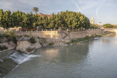 Genel şehir manzaralı, nehir Segura ve tarihi binaları, Murcia, İspanya.