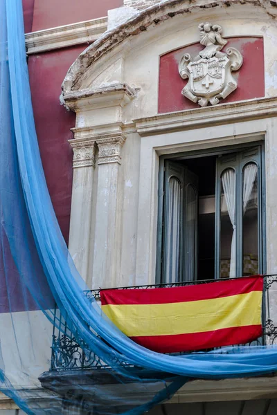 Detalhe fachada edifício clássico com bandeira espanhola na varanda.Murcia, Espanha . — Fotografia de Stock