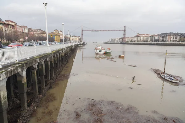 Veduta del fiume Nervion, sullo sfondo del ponte di Vizcaya Portugalete, Paesi Baschi, Spagna . — Foto Stock