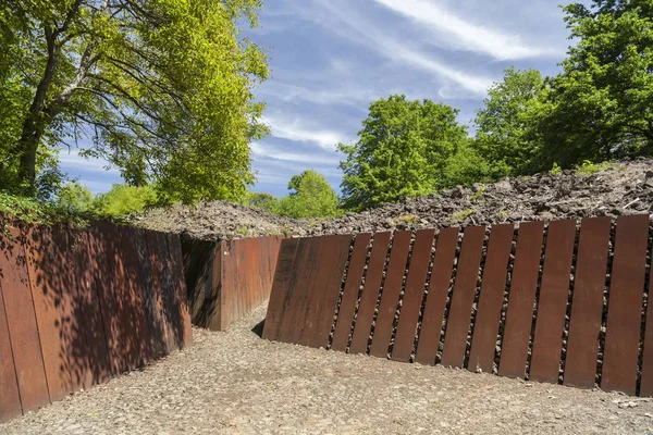 Parc de Pedra Tosca, Park Pumice stone, proyecto de RCR Arquitectes, zona volcánica La Garrotxa.Les Preses, Cataluña, España . — Foto de Stock