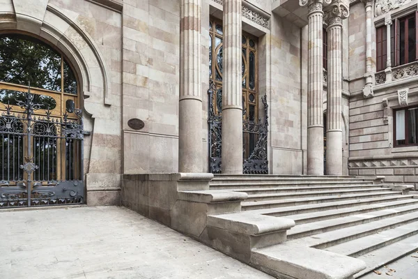 Classic building entrance, palace justice, palau justicia, by Enric Sagnier and Josep Domenech, Barcelona . — стоковое фото