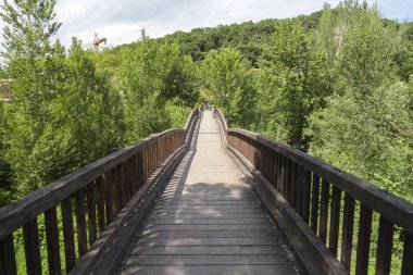 Ahşap köprü Garrotxa bölgesinde, Castellfollit de la Roca, Katalonya, İspanya ile manzara.