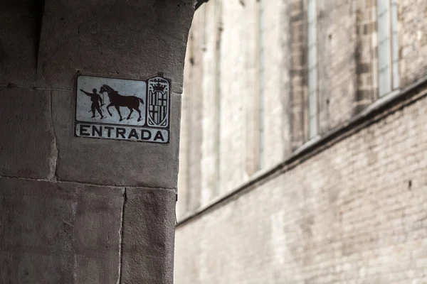 Señal de detalle entrada, anteriormente indicada dirección de caballos en la ciudad, Barcelona . — Foto de Stock