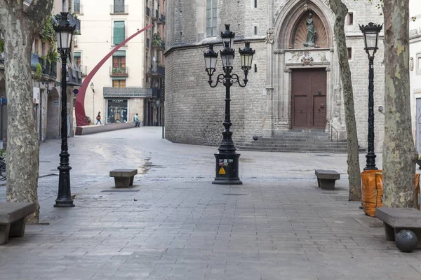 Widok ulicy, promenada Passeig del Born, w tle San Maria del Mar Kościoła, dzielnicy El Born, Barcelona. — Zdjęcie stockowe