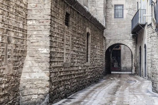 Barcelona El Born çeyreğinde antik sokak taş duvarlar. — Stok fotoğraf