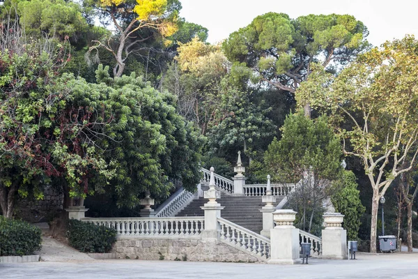 Park, schody a zahrada v parc montjuic, Barcelona. — Stock fotografie