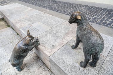 Kentsel Sanat, Fly'dan ben Xai, domuz ve kuzu Angel Rigall.Olot,Catalonia,Spain tarafından.