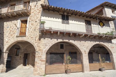 Ayrıntı cephe ev, tipik ve antik ortaçağ köyü Garrotxa bölgesinde, Santa Pau, Katalonya, İspanya.