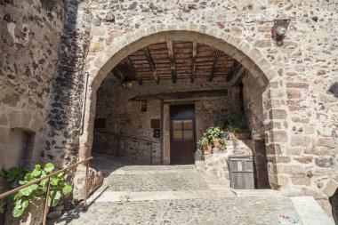 Ayrıntı cephe ev, tipik ve antik ortaçağ köyü Garrotxa bölgesinde, Santa Pau, Katalonya, İspanya.