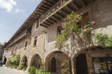 Santa Pau, Katalonya, İspanya eski Köyü ana kare.
