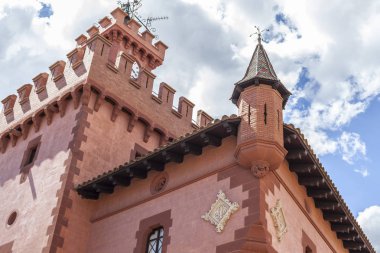 Sanatsal mimari, Can Modolell, eski müstahkem savunma kulesi. Viladecans, Katalonya, İspanya.