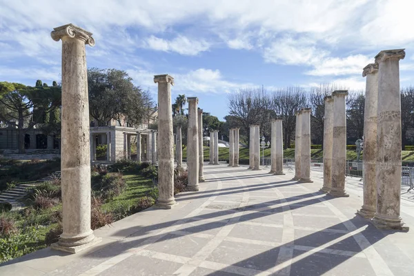 Jardín, Jardines Joan Maragall y palacio Albeniz, parque montjuic, columnas paseo Barcelona . — Foto de Stock