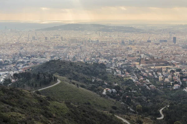 Vista general de la ciudad, montaña, desde la colina del Tibidabo. Barcelona . — Foto de Stock