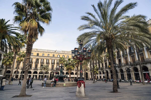 Plaza, Plaza Real, cerca de Ramblas, punto turístico de la ciudad.Barcelona . —  Fotos de Stock