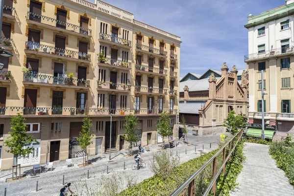 Vista de rua do bairro de Sants de Barcelona . — Fotografia de Stock