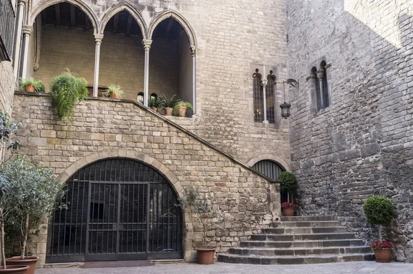 Café im barri gotic, dem alten teil von barcelona — Redaktionelles