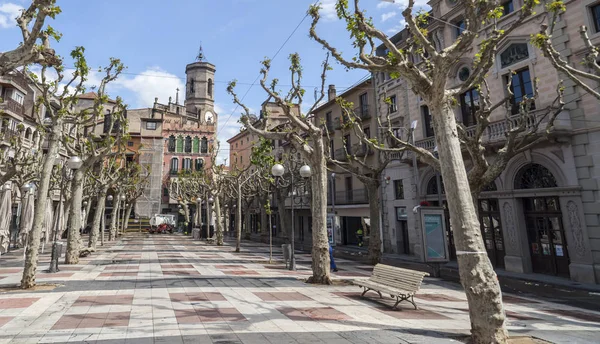 Vistas a la ciudad, paseo callejero en Olot, Cataluña, España . — Foto de Stock