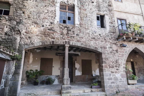 Dettaglio facciata casa, tipico e antico borgo medievale nella regione Garrotxa, Santa Pau, Catalogna, Spagna . — Foto Stock