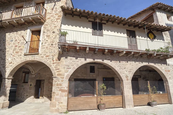 Detalhe casa de fachada, aldeia medieval típica e antiga na região de Garrotxa, Santa Pau, Catalunha, Espanha . — Fotografia de Stock