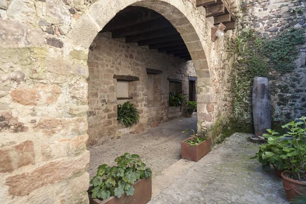 Antiga rua em Santa Pau, Catalunha, Espanha . — Fotografia de Stock