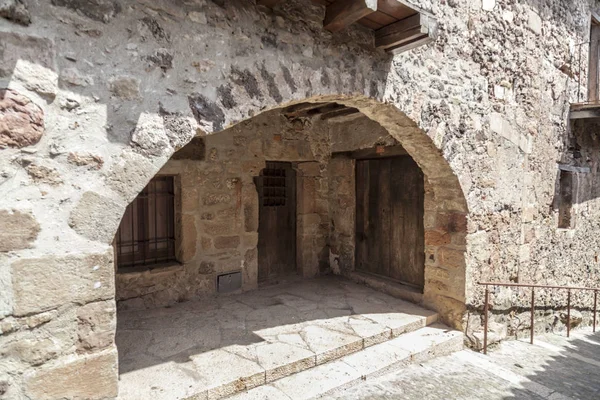 Dettaglio facciata casa, tipico e antico borgo medievale nella regione Garrotxa, Santa Pau, Catalogna, Spagna . — Foto Stock