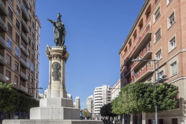  Cadde görünümü ve Jaume ı heykel Castellon, İspanya.