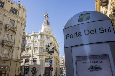  Porta del sol, güneş kapı, cadde görünümü Castellon, İspanya.