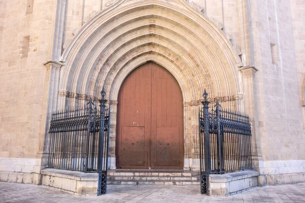 Porta antiga entrada para a co-catedral de Santa Maria, estilo gótico valenciano.Castellon, Espanha . — Fotografia de Stock