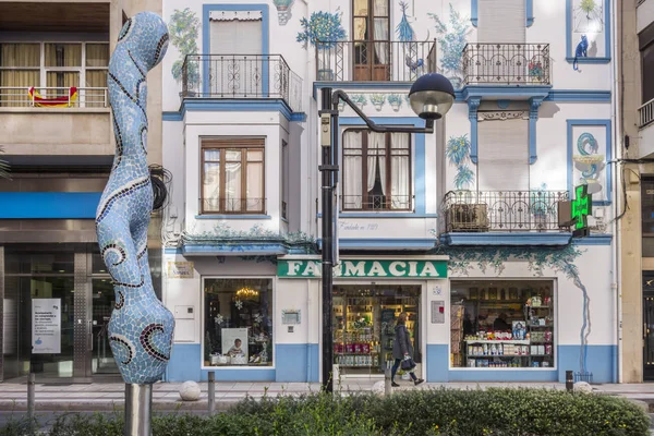 Fachada de color artístico edificio farmacia desde 1929 en Castellón, España . —  Fotos de Stock