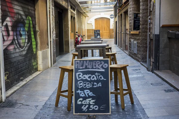 Vista a la calle terraza bar signo almuerzo desayuno en el centro histórico de Castellón, España . —  Fotos de Stock