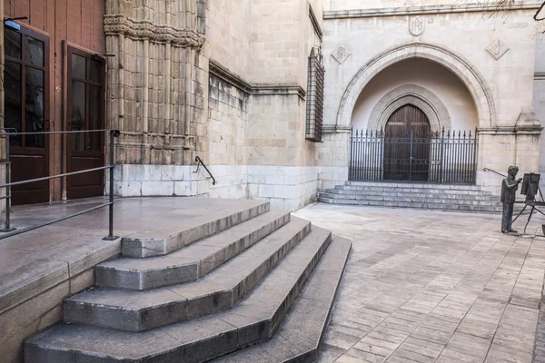 Antigua puerta de entrada a la co-catedral de Santa María, estilo gótico valenciano. Castellón, España — Foto de Stock