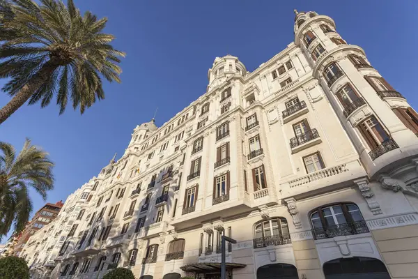 Edificio de arquitectura Casa Carbonell, punto emblemático de la ciudad. Alicante, España . — Foto de Stock