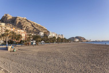 Akdeniz beach, playa postiguet, güneşli kış günü. Alicante, 