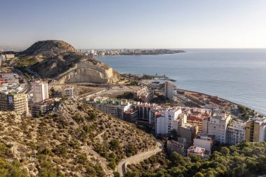  Santa barbara Kalesi: genel şehir manzaralı. Alicante, İspanya.