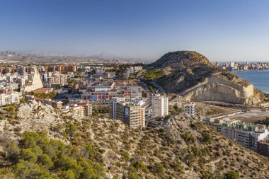  Santa barbara Kalesi: genel şehir manzaralı. Alicante, İspanya.