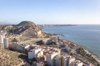  Santa barbara Kalesi: genel şehir manzaralı. Alicante, İspanya.