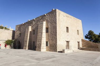  Santa barbara Kalesi: genel şehir manzaralı. Alicante, İspanya.