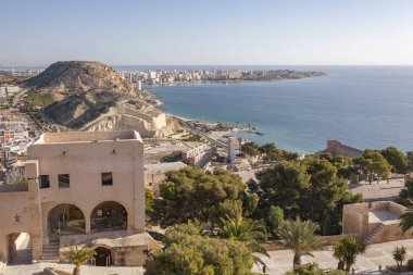 Santa barbara Kalesi: genel şehir manzaralı. Alicante, İspanya.
