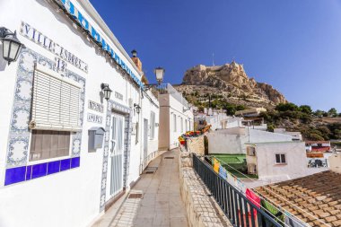  Renkli pitoresk evleri, sokak. Tipik mahalle tarihi merkez, Kasko antiguo, barrio santa cruz. Alicante, İspanya.