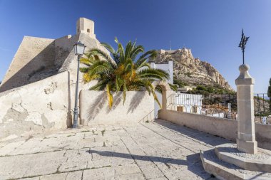  Hermitage Kilisesi, ermita santa cruz. Tipik mahalle tarihi merkez, Kasko antiguo, barrio santa cruz. Alicante, İspanya.