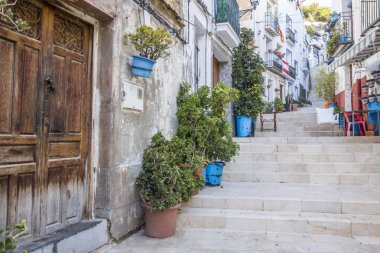  Renkli pitoresk evleri, sokak. Tipik mahalle tarihi merkez, Kasko antiguo, barrio santa cruz. Alicante, İspanya.