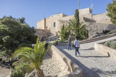 Santa Barbara Kalesi kale, tarihi bir anıt. Alicante, İspanya