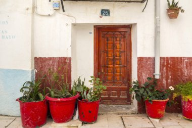  Renkli pitoresk evleri, sokak. Tipik mahalle tarihi merkez, Kasko antiguo, barrio santa cruz. Alicante, İspanya.