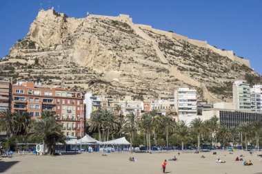  Akdeniz beach, playa postiguet, güneşli kış günü. Alicante, İspanya.