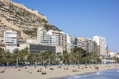  Akdeniz beach, playa postiguet, güneşli kış günü. Alicante, İspanya.